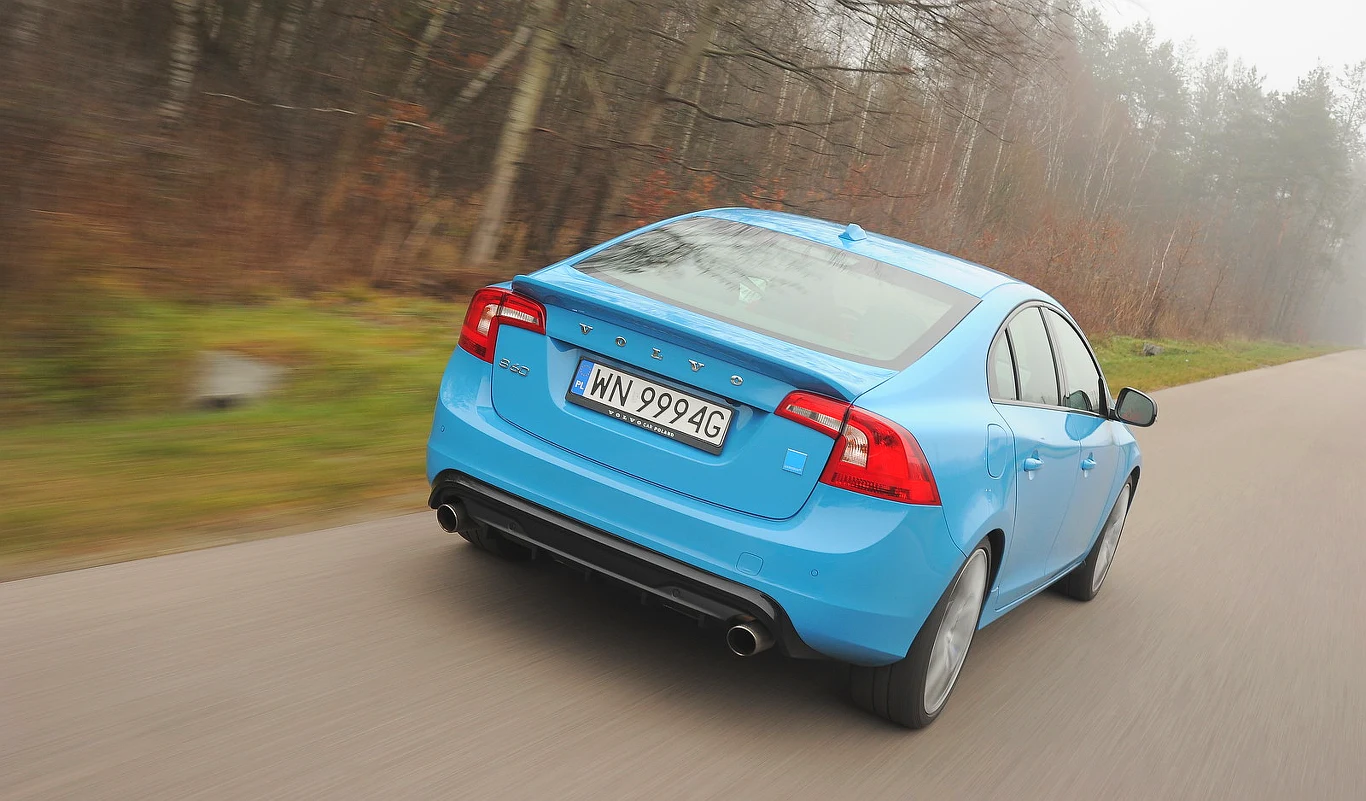 Z tyłu Volvo S60 Polestar uwagę zwracają spojler oraz dyfuzor. Z tyłu Volvo S60 Polestar uwagę zwracają spojler oraz dyfuzor.