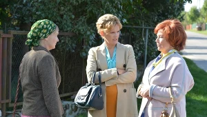 Krystyna Więcławska (Dorota Chotecka, w środku) jako wójt zorientuje się, że nie jest łatwo przekonać do swoich pomysłów tak niezależne kobiety, jak Hadziukowa (Dorota Nowakowska, z prawej).