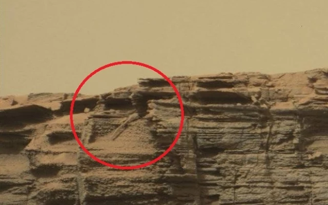Czy łazik Curiosity zauważył na Marsie jaszczurkę kryjącą się w skałach Czy łazik Curiosity zauważył na Marsie jaszczurkę kryjącą się w skałach