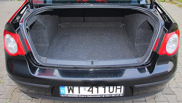 565 litrów - bagażnik jest ogromny, ale mało regularny. (kliknij, żeby powiększyć) 565 litrów - bagażnik jest ogromny, ale mało regularny. (kliknij, żeby powiększyć)