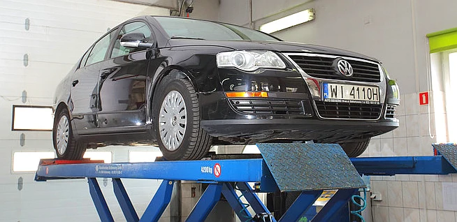 Drobne obcierki, wyciek oleju i zużyte zawieszenie – takie wady zauważył mechanik. Ale jego zdaniem, auto przejeździ drugie tyle. Drobne obcierki, wyciek oleju i zużyte zawieszenie – takie wady zauważył mechanik. Ale jego zdaniem, auto przejeździ drugie tyle.