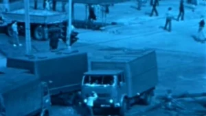 Scena z manifestacji 31 sierpnia 1982 r. we Wrocławiu - kadr z archiwalnego filmu