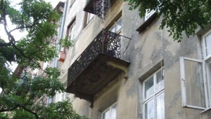 Dziecko zwisało z balkonu na 2. piętrze