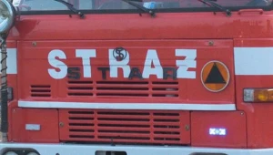 Jeden ze strażaków został trafiony kostką brukową
