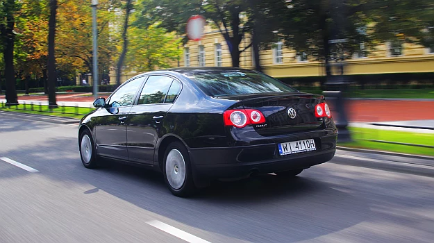 Jednolicie czarny Passat bez chromowanych wykończeń z zewnątrz nie rzuca się w oczy – i o to chodziło nabywcy.