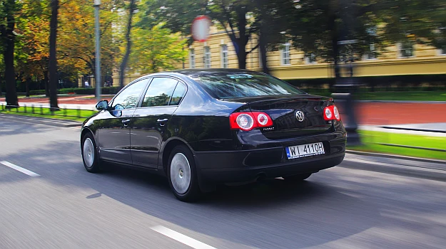 Jednolicie czarny Passat bez chromowanych wykończeń z zewnątrz nie rzuca się w oczy – i o to chodziło nabywcy. Jednolicie czarny Passat bez chromowanych wykończeń z zewnątrz nie rzuca się w oczy – i o to chodziło nabywcy.