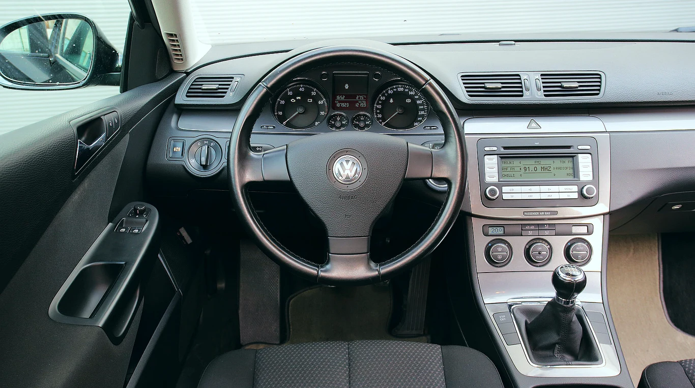 Najbardziej typowa dla polskiego rynku wersja wyposażenia: Climatronic, radio z ekranem monochromatycznym, brak przycisków na kierownicy. Po 188 tys. km auto wygląda jak nowe. Najbardziej typowa dla polskiego rynku wersja wyposażenia: Climatronic, radio z ekranem monochromatycznym, brak przycisków na kierownicy. Po 188 tys. km auto wygląda jak nowe.