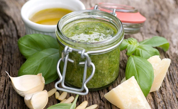 Jeśli robisz domowe pesto, zamroź jego nadmiar w małych pojemnikach, np. po musach dla dzieci.