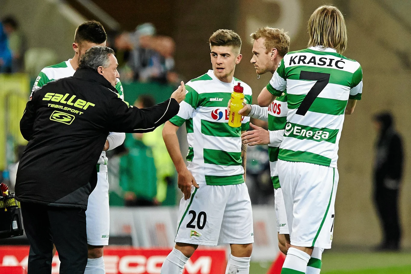 Trener Piotr Nowak z piłkarzami Lechii Gdańsk Trener Piotr Nowak z piłkarzami Lechii Gdańsk