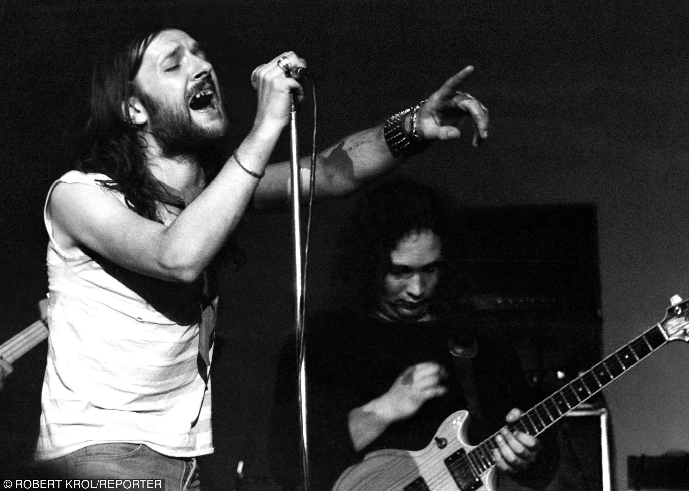 Ryszard Henryk Riedel urodził się 7 września 1956 r. w Chorzowie jako drugie dziecko Małgorzaty i Jana Riedlów. Od najmłodszych lat zdradzał talent do sztuk plastycznych, uchodził za zdolnego rysownika. Zaczytywał się także w książkach o Indianach i Dzikim Zachodzie. Nigdy nie pobierał lekcji śpiewu. Edukację szkolną zakończył na siódmej klasie szkoły podstawowej.