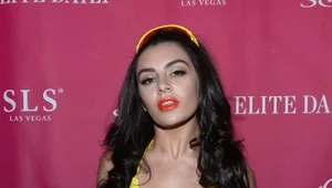 Charli XCX w żółtym bikini