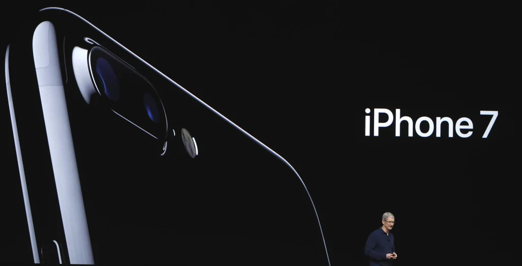 Tim Cook, szef Apple, i jego nowy iPhone 7 Plus