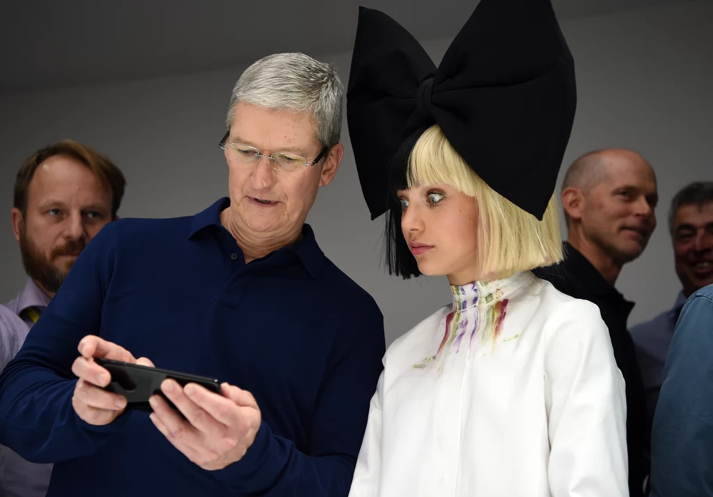 Szef Apple, Tim Cook, pokazuje najnowszego iPhone'a tancerce Maddie Ziegler. Zapewne wiele osób miało podobny wyraz twarzy po usłyszeniu, ile kosztuje nowy iPhone.