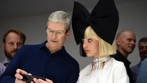 Szef Apple, Tim Cook, pokazuje najnowszego iPhone'a tancerce Maddie Ziegler. Zapewne wiele osób miało podobny wyraz twarzy po usłyszeniu, ile kosztuje nowy iPhone.