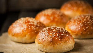 Ulep drożdżowe bułeczki i połóż na nich widelec. Efekt zaskoczy wszystkich