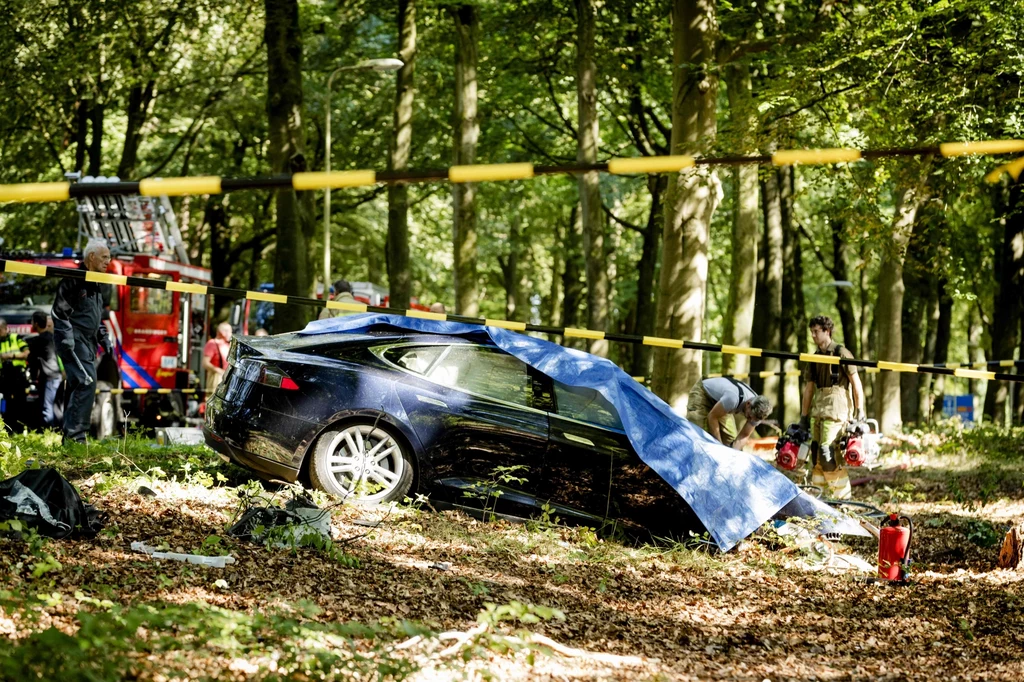 Wrak Tesli. Kierowca zginął na miejscu, ale straży obawiali się interwencji