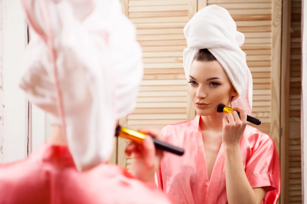 Nie przesadzaj z ilością kosmetyków - w makijażu mniej oznacza więcej! 