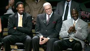 Od lewej: Scottie Pippen, trener Phil Jackson i Michael Jordan