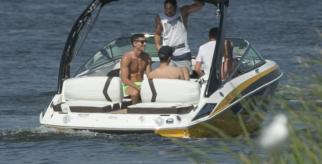 Lewandowski lubi też przepłynąć się na jachcie Lewandowski lubi też przepłynąć się na jachcie