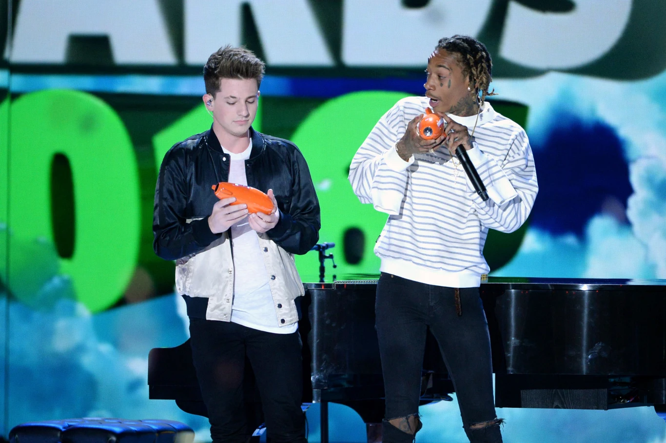 Charlie Puth i Wiz Khalifa cieszą się z kolejnego sukcesu Charlie Puth i Wiz Khalifa cieszą się z kolejnego sukcesu