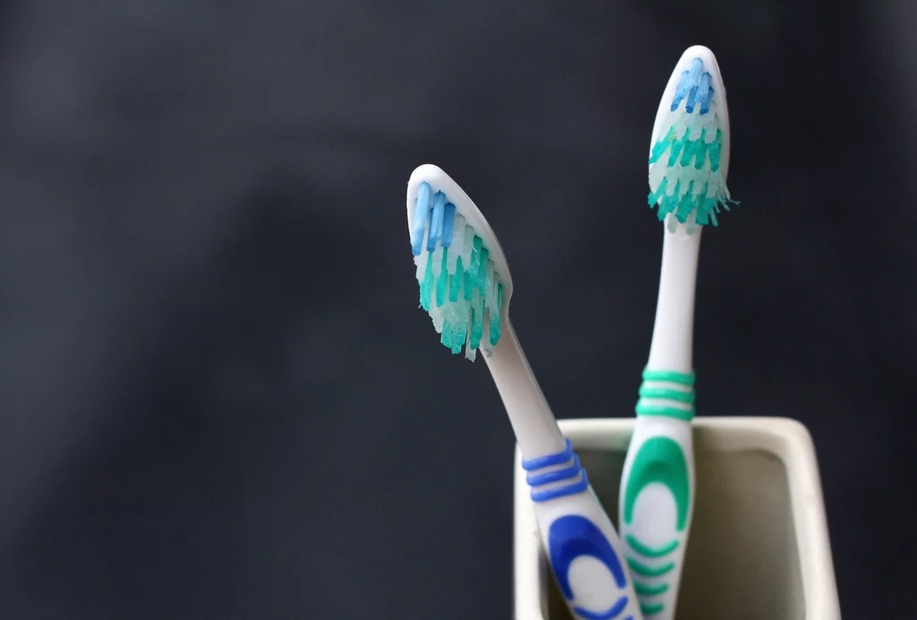 Zużytą szczoteczkę do zębów możesz wykorzystać do ujarzmienia niesfornych kosmyków