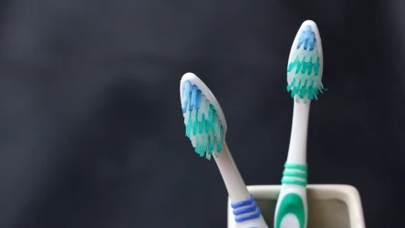 ​Jak często wymieniasz szczoteczkę do zębów? 80 proc. Polaków robi to zbyt rzadko