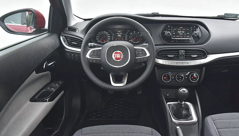 Zupełnie nieźle wyglądający kokpit jest porządnie zmontowany. Jego górną część wykonano z miękkiego tworzywa. Zupełnie nieźle wyglądający kokpit jest porządnie zmontowany. Jego górną część wykonano z miękkiego tworzywa.