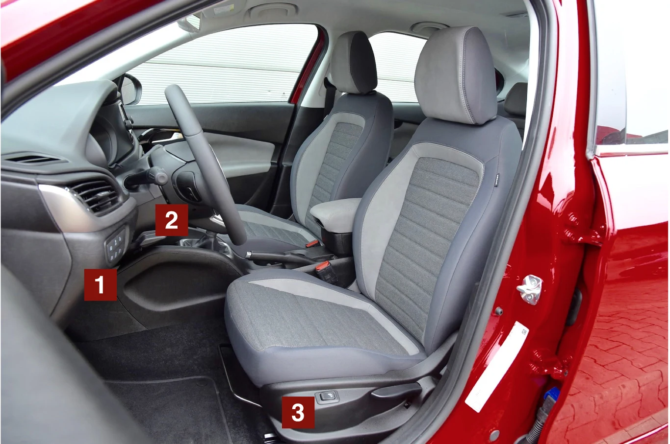 Rozmiary i wyprofilowanie foteli są wystarczające, ale zakres regulacji zagłówków okazuje się nieco za mały. Rozmiary i wyprofilowanie foteli są wystarczające, ale zakres regulacji zagłówków okazuje się nieco za mały.