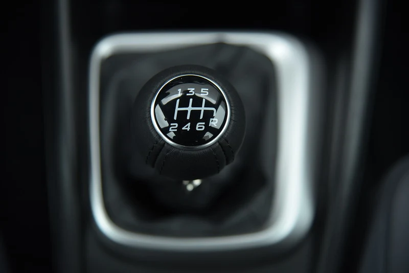 W tej klasie 6-biegowa skrzynia to rzadkość. Pomaga uzyskać nieduże spalanie w trasie. (kliknij, żeby powiększyć) W tej klasie 6-biegowa skrzynia to rzadkość. Pomaga uzyskać nieduże spalanie w trasie. (kliknij, żeby powiększyć)