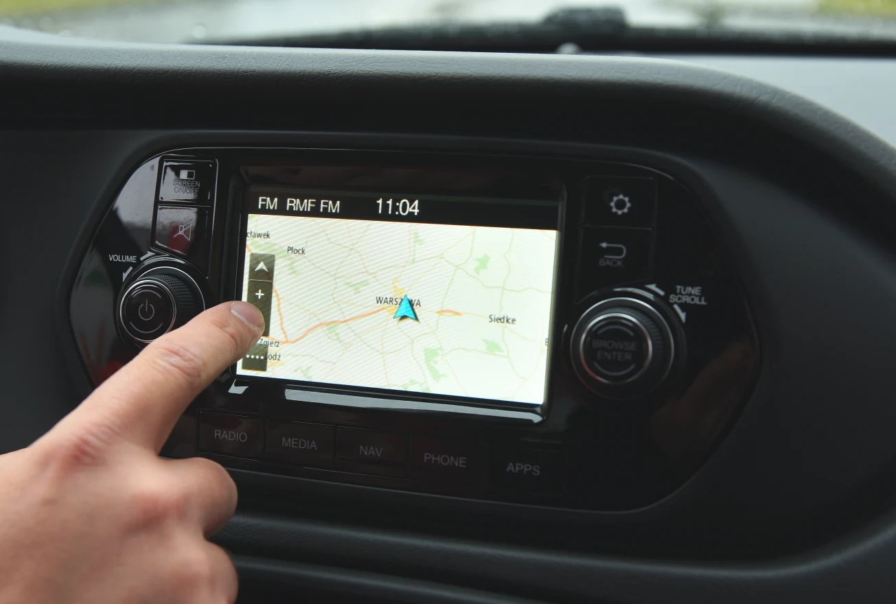 Dopłata za nawigację jest na rozsądnym poziomie (1500 zł). Ekran dotykowy ma przekątną 5 cali, czyli tyle, co ekrany współczesnych smartfonów. Dopłata za nawigację jest na rozsądnym poziomie (1500 zł). Ekran dotykowy ma przekątną 5 cali, czyli tyle, co ekrany współczesnych smartfonów.