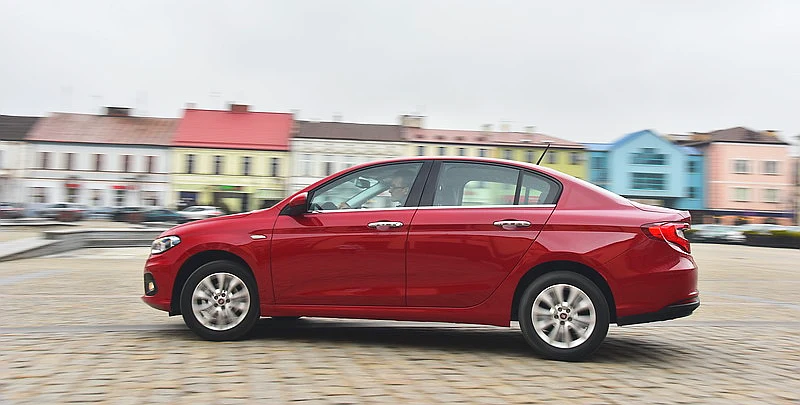 Proporcjonalna, zgrabna sylwetka kryje niemałe rozmiary Tipo. Auto ma 453 cm długości, czyli tyle co czterodrzwiowy Ford Focus. Proporcjonalna, zgrabna sylwetka kryje niemałe rozmiary Tipo. Auto ma 453 cm długości, czyli tyle co czterodrzwiowy Ford Focus.