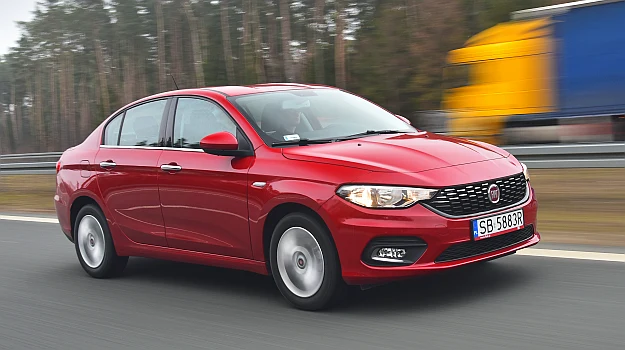 Testowana wersja Lounge jako jedyna w gamie seryjnie oferuje ciekawe, chromowane wykończenie atrapy chłodnicy. Testowana wersja Lounge jako jedyna w gamie seryjnie oferuje ciekawe, chromowane wykończenie atrapy chłodnicy.