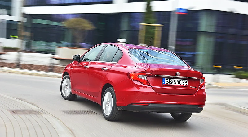 Bryła bagażnika nie wydaje się na siłę doczepiona do reszty samochodu. Patrząc na nowego Fiata z tyłu, niełatwo jest odgadnąć, że pod jego tylną pokrywą można zmieścić aż 520 l bagażu. Bryła bagażnika nie wydaje się na siłę doczepiona do reszty samochodu. Patrząc na nowego Fiata z tyłu, niełatwo jest odgadnąć, że pod jego tylną pokrywą można zmieścić aż 520 l bagażu.