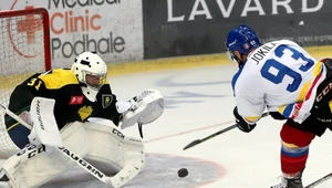 Jarmo Jokila z TatrySki/Podhala i bramkarz KH GKS Katowice Władysław Grajewski.