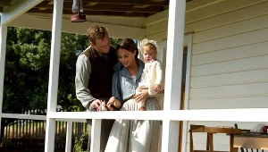 Michael Fassbender i Alicia Vikander w scenie ze "Światła między oceanami"