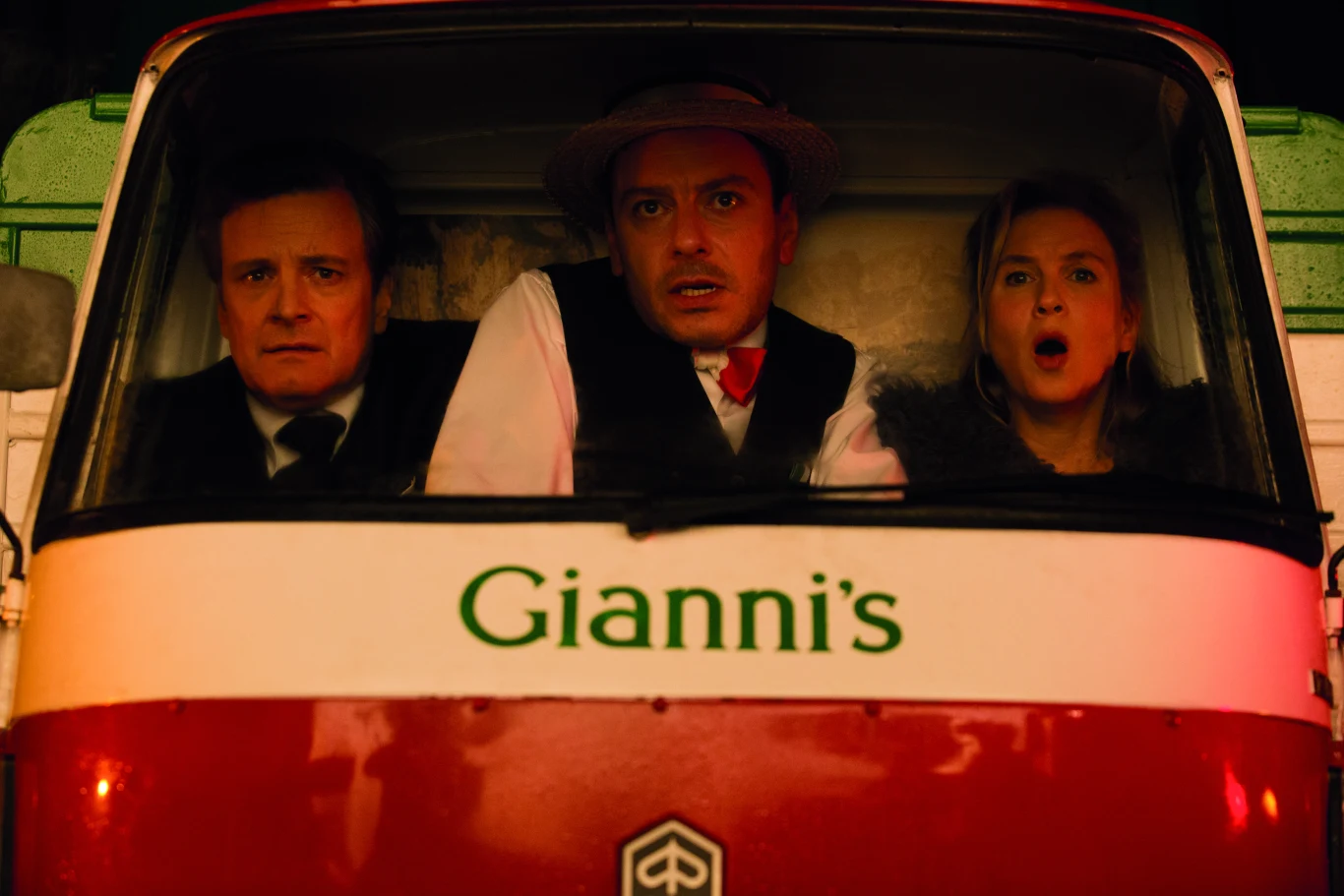 Renée Zellweger, Enzo Cilenti i Colin Firth w scenie z filmu "Bridget Jones 3"
