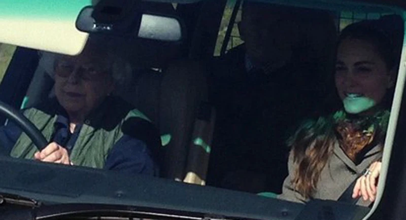 Królowa Elżbieta za kółkiem