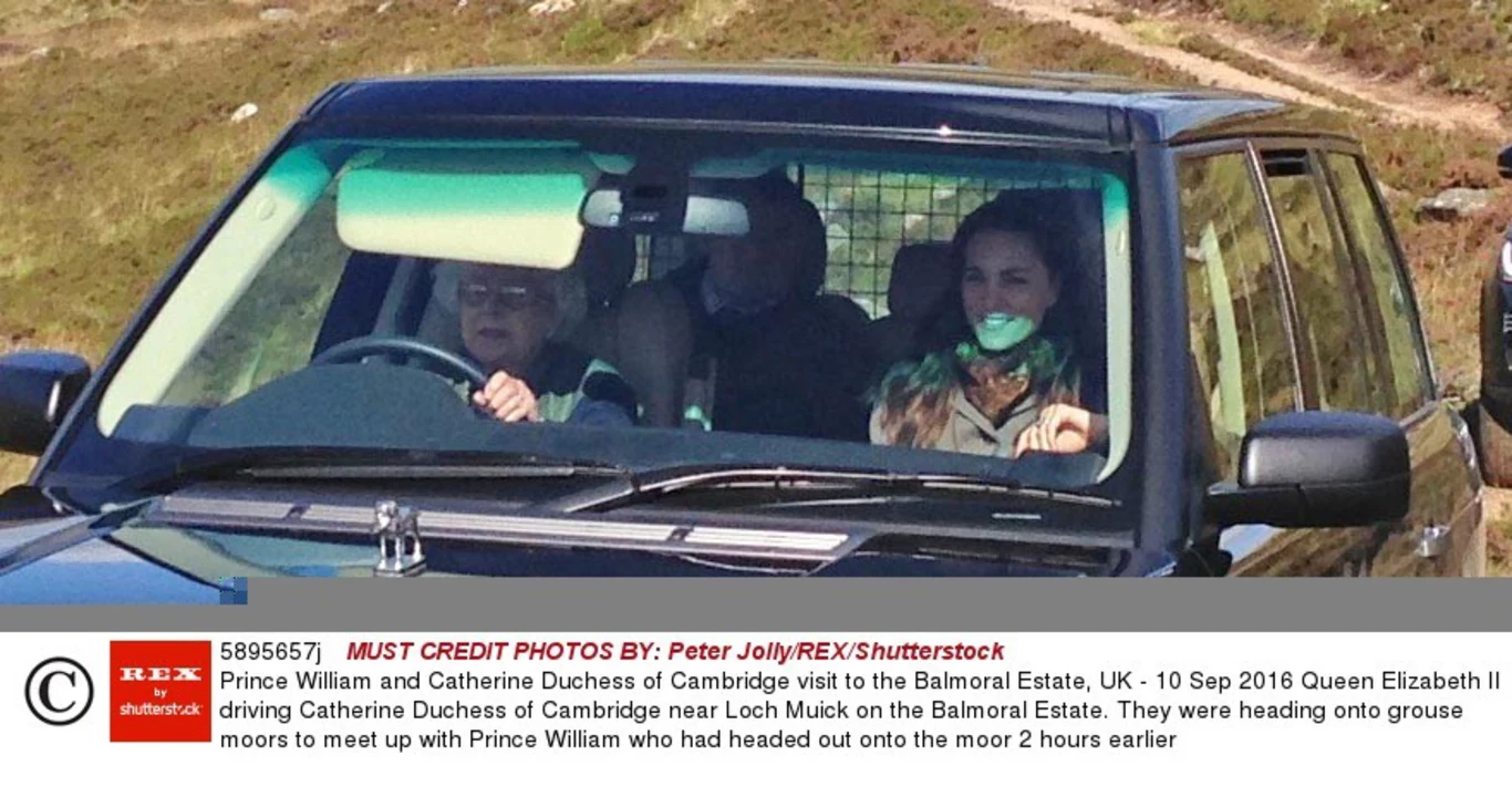 Królowa Elżbieta za kółkiem