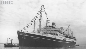 "Piłsudski" w gali flagowej pilotowany przez holownik "Bizon" wpływa do portu