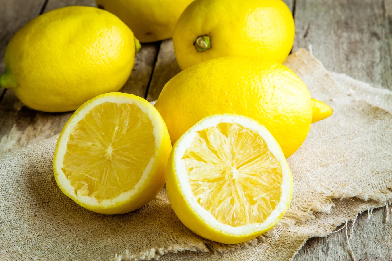 Cytryna może być naturalnym odświeżaczem powietrza. Wystarczy, że wyhodujesz z jej pestek drzewko cytrynowe. Cytryna może być naturalnym odświeżaczem powietrza. Wystarczy, że wyhodujesz z jej pestek drzewko cytrynowe.