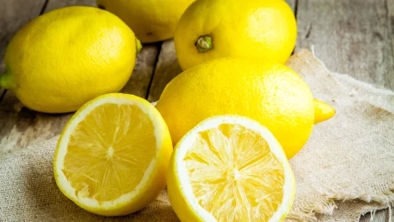 Cytryna i goździki to trik na brzydki zapach w lodówce.