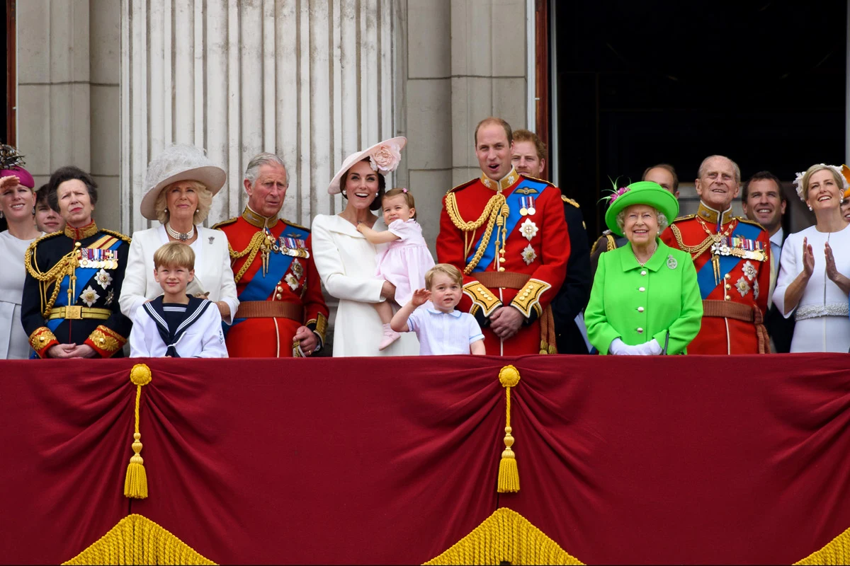 Obchody 90. urodzin królowej Elżbiety II. Księżna Kate z mężem Williamem i dziećmi na balkonie pałacu Buckingham Obchody 90. urodzin królowej Elżbiety II. Księżna Kate z mężem Williamem i dziećmi na balkonie pałacu Buckingham