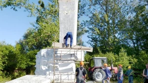 Demontaż popiersia generala Armii Czerwonej Iwana Czerniachowskiego z pomnika w Pieniężnie