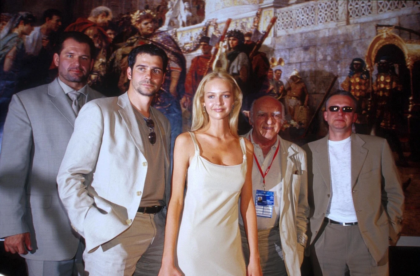 Pierwsze fragmenty "Quo Vadis" zaprezentowano w maju 2001 roku w Cannes, gdzie ekipę reprezentowali: reżyser oraz odtwórcy głównych ról. 8-minutowy zwiastun obrazu wyświetlono w ramach Targów Filmowych towarzyszących festiwalowi filmowemu w Cannes.

"Niestety, cieszył się zainteresowaniem niemal wyłącznie polskich dziennikarzy" - relacjonował RMF FM.

 