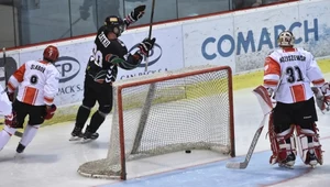 Zawodnicy Comarch Cracovii Damian Słaboń (L) i Rafał Radziszewski (P) oraz cieszący się ze zdobycia bramki Miroslav Zatko (C) z GKS Tychy