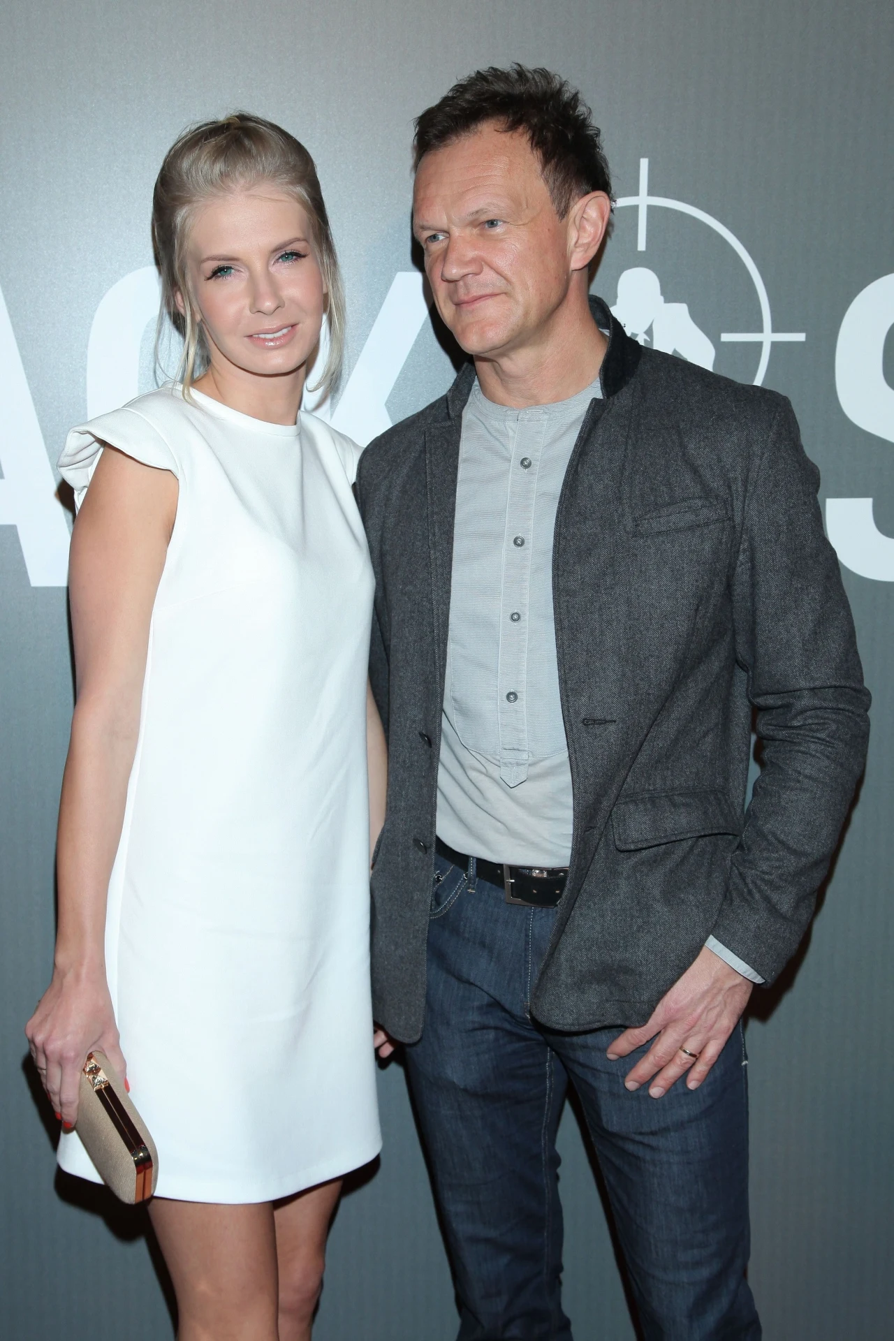 Cezary Pazura bez brody i z żoną Cezary Pazura bez brody i z żoną