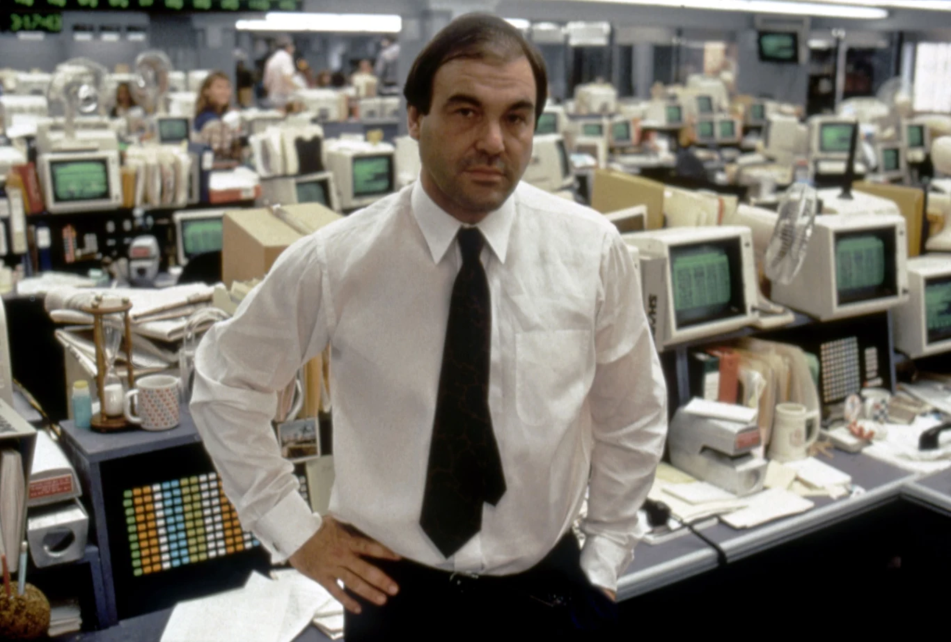 Między realizacją "Plutonu" a reżyserią "Urodzonego 4 lipca" Stone kręci "Wall Street" (1997) - opowieść o świecie wielkiej finansjery. Młody chłopak Bud Fox (Charlie Sheen) zatrudnia się u wielkiego giełdowego wyjadacza Gordona Gekko (Michael Douglas). Od początku zdaje sobie sprawę, że uczciwi i szlachetni nie mają czego szukać na Wall Street.

Stone zadedykował film swojemu ojcu - Lou Stone'owi, który był giełdowym maklerem w czasie Wielkiego Kryzysu. Wytwórnia 20th Century Fox chciała, by główną rolę w "Wall Street" zagrał Warren Beaty, jednak gwiazdor odrzucił propozycję, z kolei typem Stone'a był Richard Gere, jednak i on nie zdecydował się na występ w 'Wall Street". Reżyser wybrał więc Michaela Douglasa, mimo wielu ostrzeżeń, by nie angażować tego aktora. Rola Gordona Gekko okazała się dla niego punktem zwrotnym w karierze, przynosząc Douglasowi zasłużonego Oscara. Sam film uznany został zaś za "archetypiczny portret lat 80. z ich chciwością pieniądza".