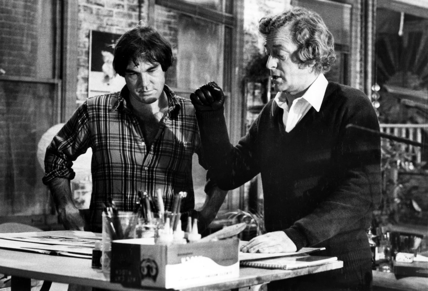 Jako reżyser Stone miał mniej udany start. Zaczął od dwóch horrorów, "Seizure" (1974) i "Ręki" (1981, na zdjęciu z Michaelem Caine'em), oba zostały przyjęte dość chłodno przez krytyków i widzów. Popularność przyszła dopiero w późnych latach 80. i wczesnych 90., kiedy to Stone zasłynął serią filmów wojennych, podejmując nierzadko trudne tematy wykraczające poza zwykłą widowiskowość scen batalistycznych.

Zaczęło się od "Salwadoru" (1986) z Jamesem Woodsem i Jamesem Belushim, za który Stone otrzymał nominację do Oscara za najlepszy scenariusz oryginalny. Sukces kasowy i artystyczny "Salwadoru" stworzył mu wielką szansę, z której niezwłocznie skorzystał jeszcze w tym samym roku dzięki "Plutonowi".