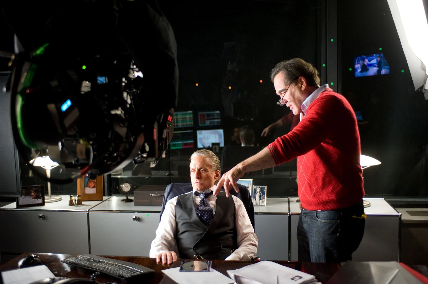 Nie wszyscy docenili jednak realizatorską maestrię "Wall Street" - Stone wspominał bowiem, że równie ważny co temat filmu był dla niego sposób, w jaki go zrealizował. "Chcieliśmy, aby kamera była jak drapieżca" - mówił. Wall Street to strefa wojny, "dlatego tak ją filmowaliśmy" - dodawał Stone, zwracając uwagę, że zwykła konwersacja kręcona była, jakbyśmy mieli do czynienia z fizyczną potyczką. W scenach z większą ilością aktorów kamera krąży zaś wokół nich, sprawiając wrażenie, jakby widz "znajdował się w basenie pełnym rekinów".

Do postaci Gordona Gekko Stone powrócił w 2010 roku, realizując sequel "Wall Street". W obrazie "Pieniądz nie śpi" Michaelowi Douglasowi tym razem partnerowali: Shia LaBeouf ("Transformers") i nominowany do Oscara za film "Obywatel Milk" Josh Brolin, jednak krytyka oraz publiczność uznała powrót Stone'a na Wall Street za kompletnie nieudane przedsięwzięcie.