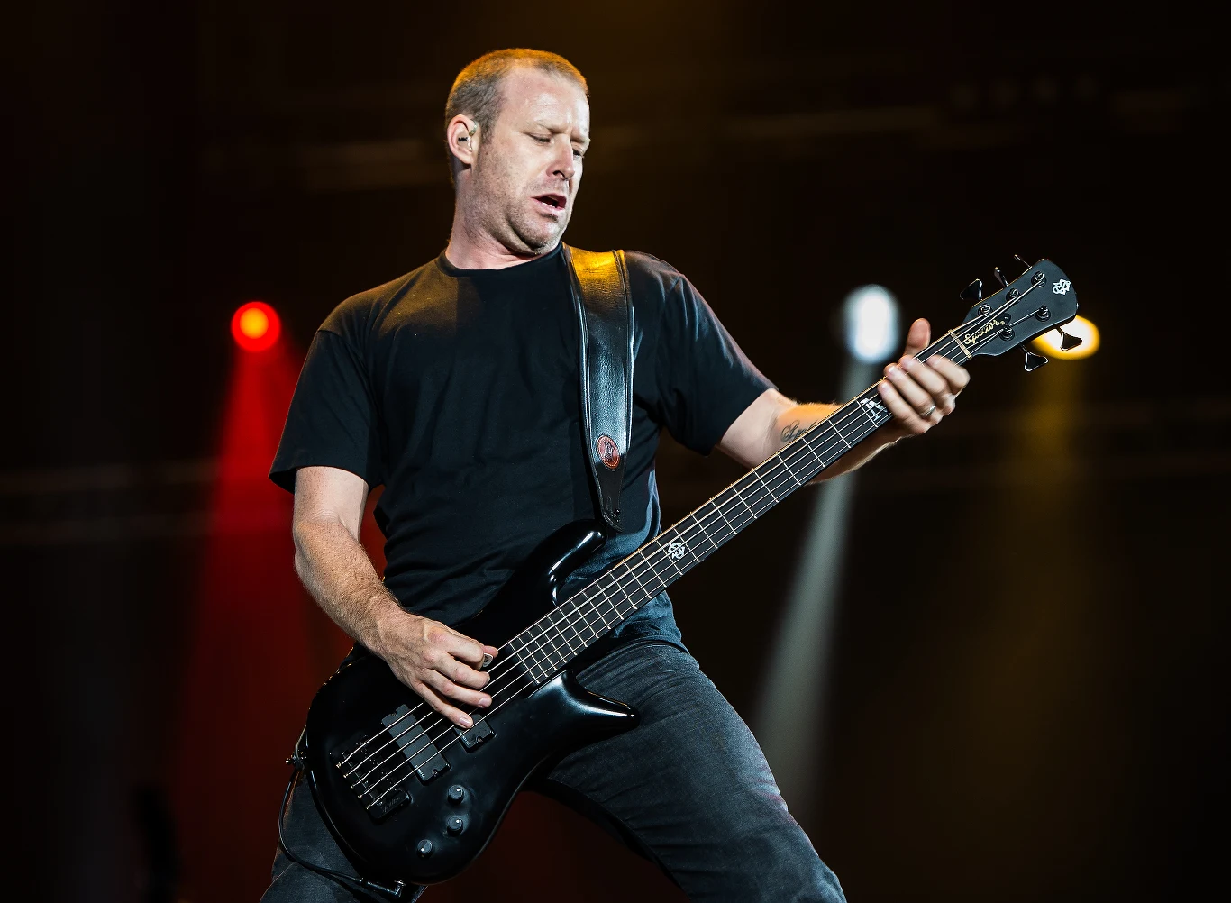 Mike Kroeger (Nickelback) w akcji